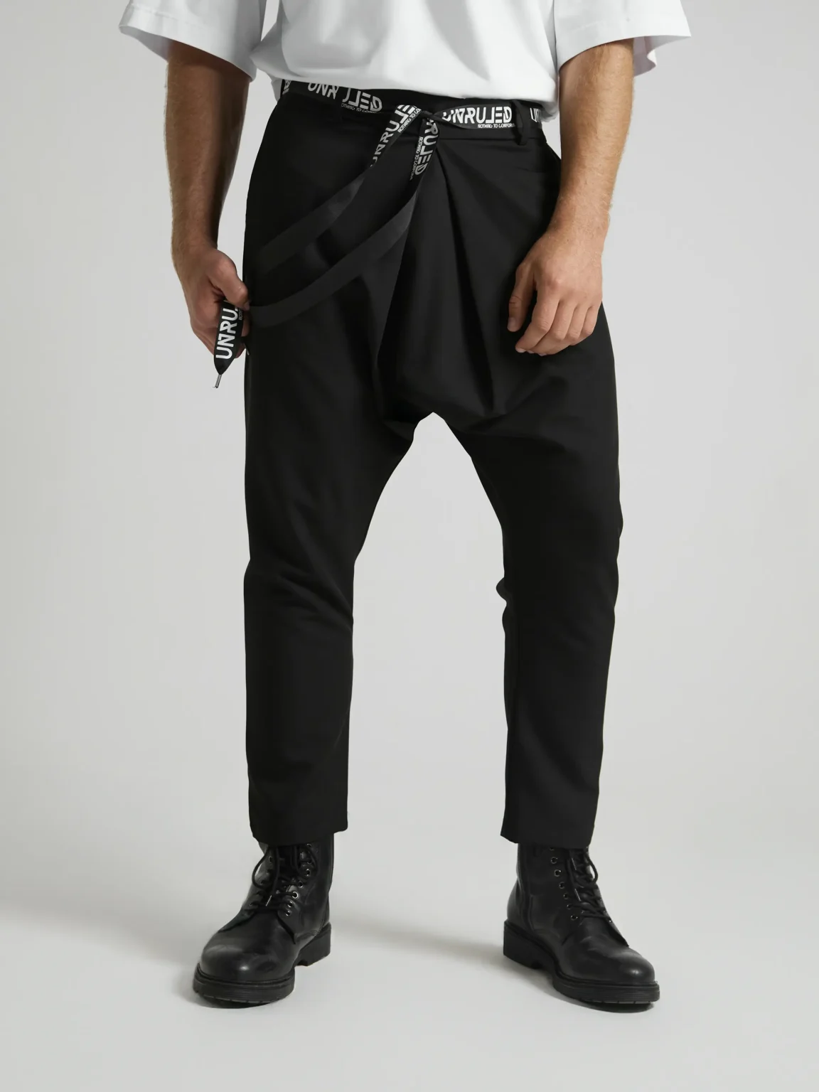 Italian-made black men's trousers with refined construction and premium materials.