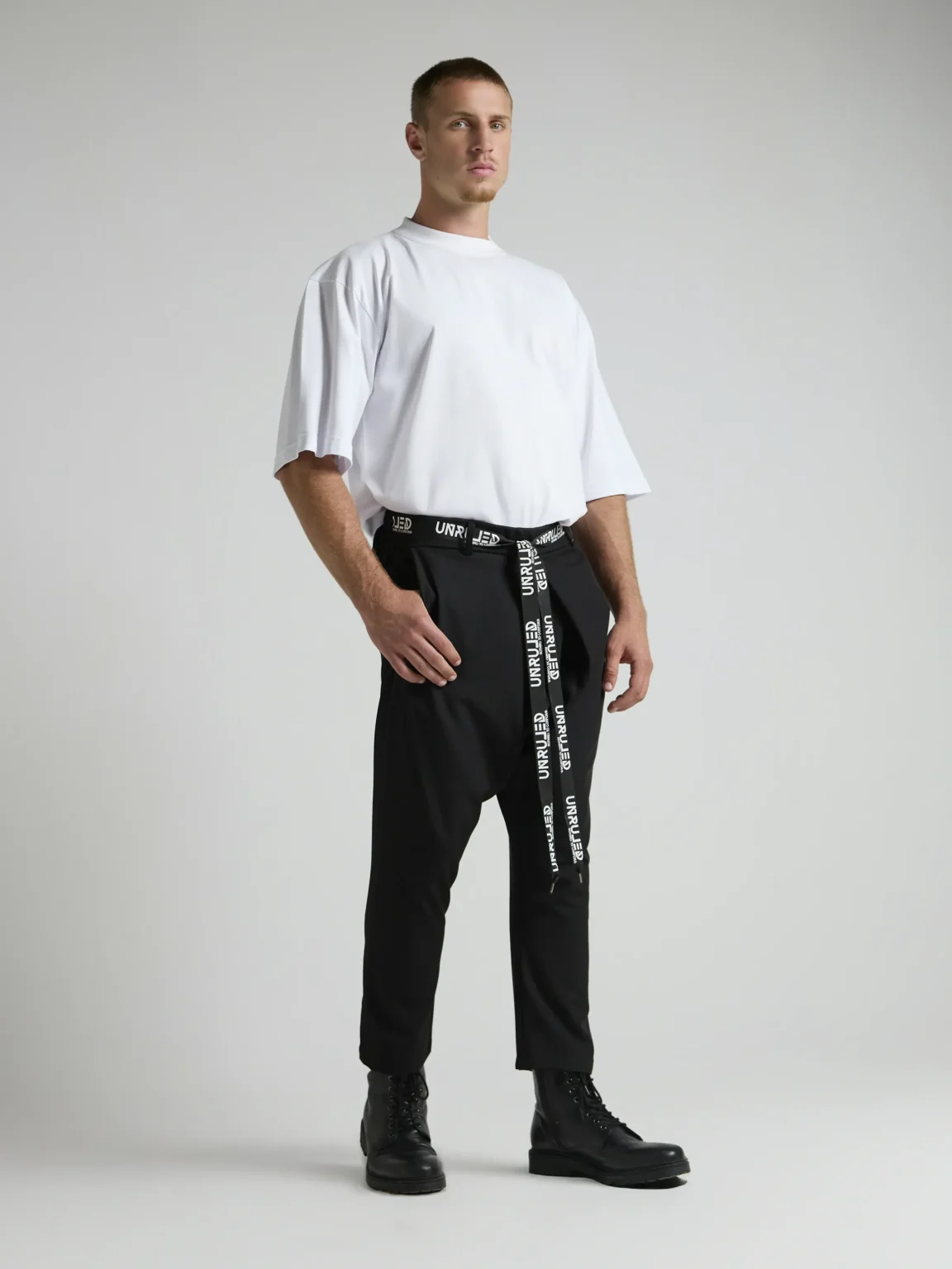 Italian-made black men's trousers with refined construction and premium materials.