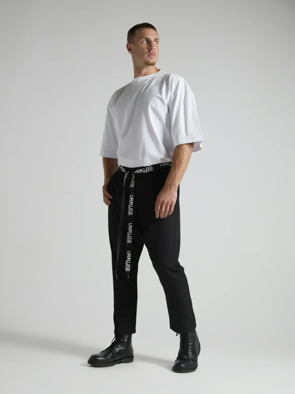 Italian-made black men's trousers with refined construction and premium materials.