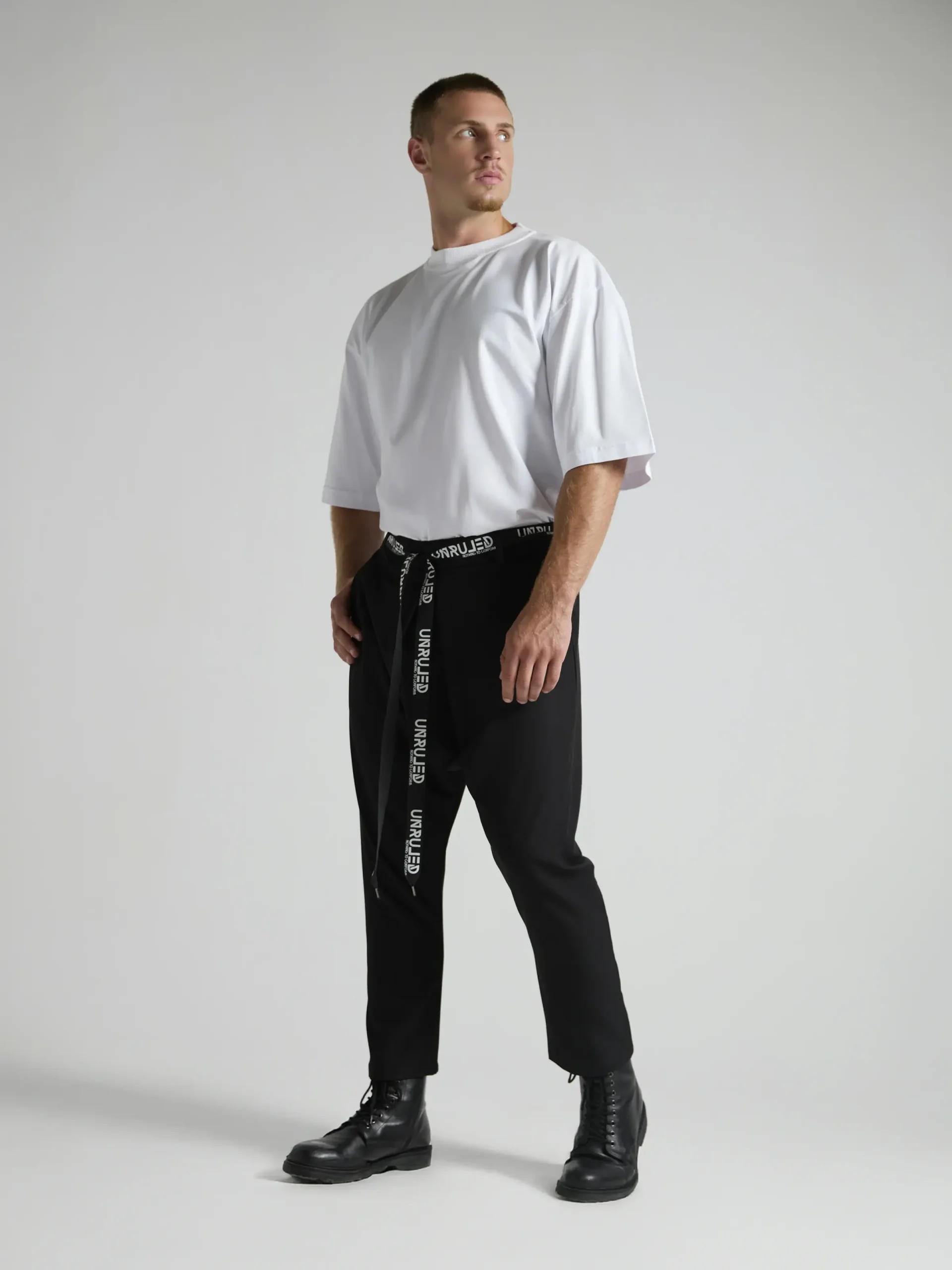Italian-made black men's trousers with refined construction and premium materials.