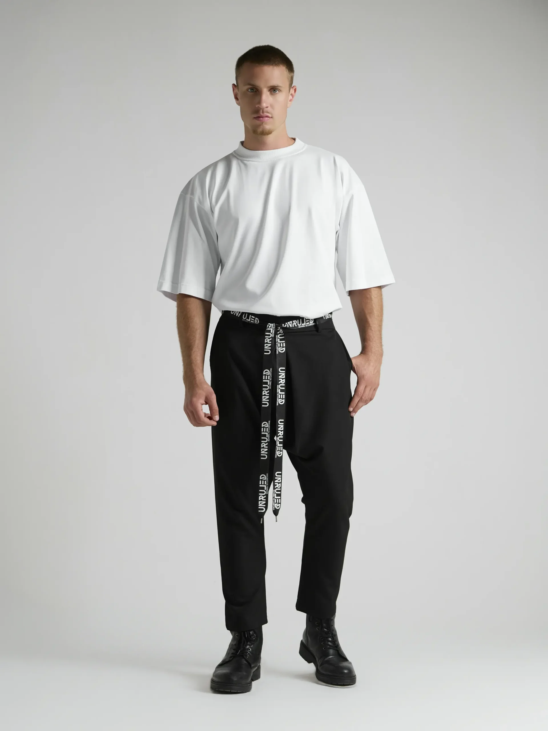 Italian-made black men's trousers with refined construction and premium materials.