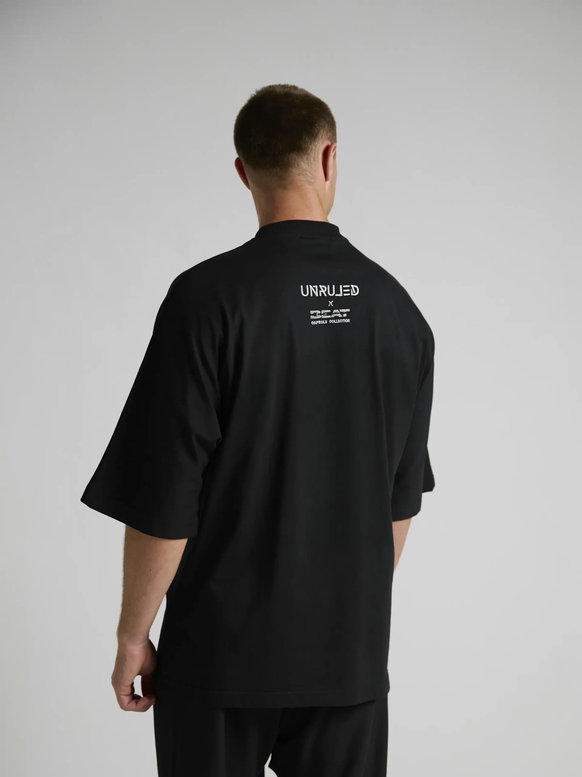 Black oversized men's T-shirt from UNRULED BEAT capsule collection Made in Italy.