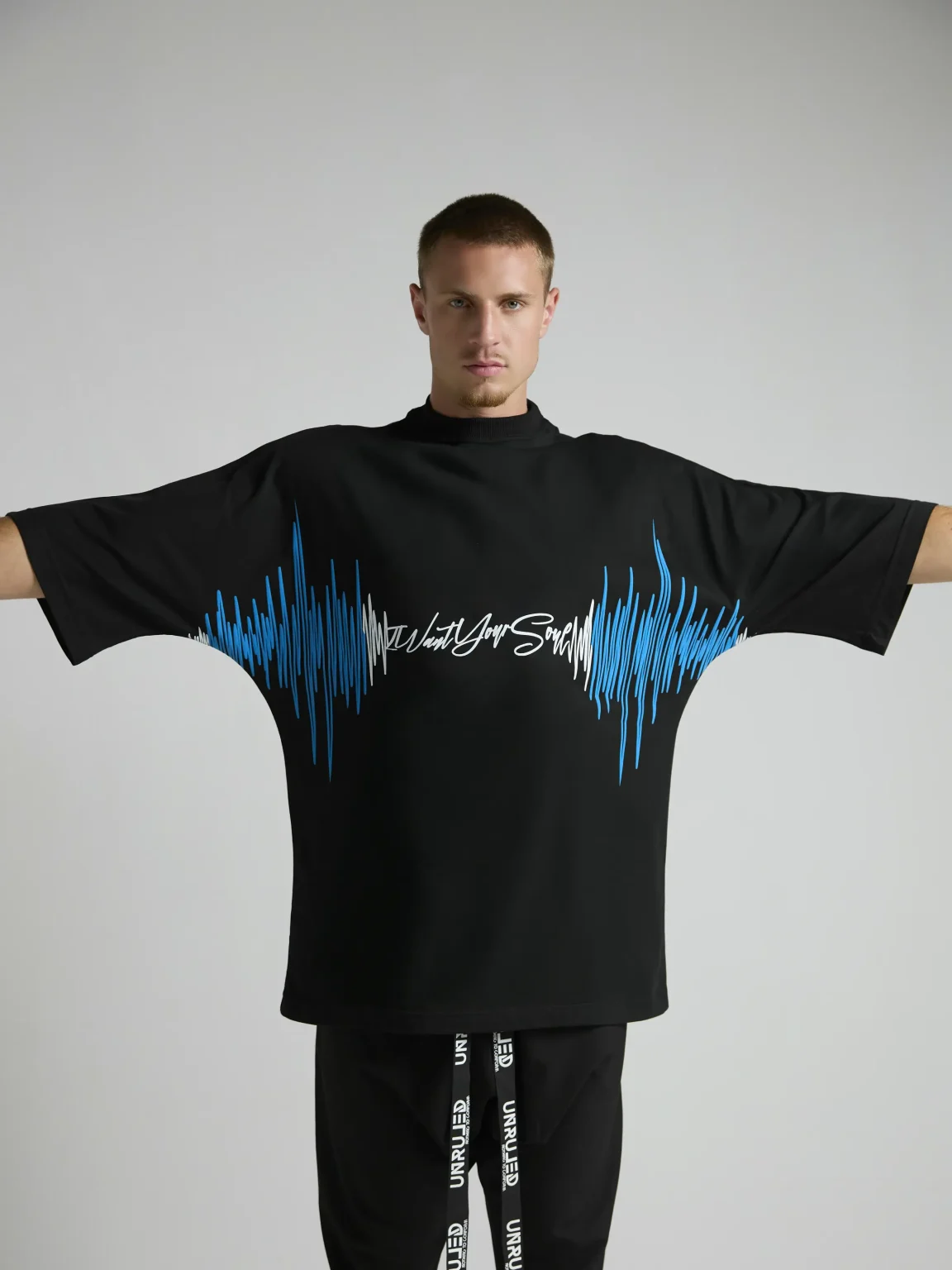 Black oversized men's T-shirt from UNRULED BEAT capsule collection Made in Italy.