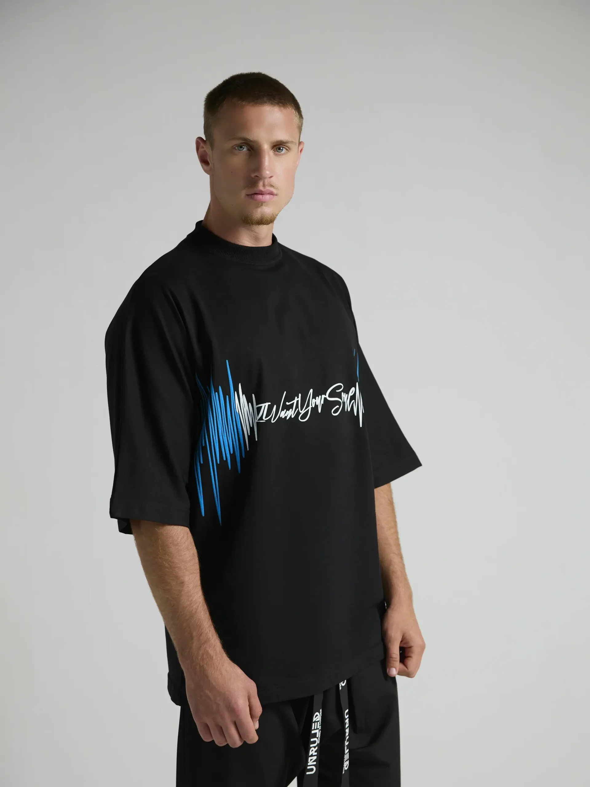 Black oversized men's T-shirt from UNRULED BEAT capsule collection Made in Italy.