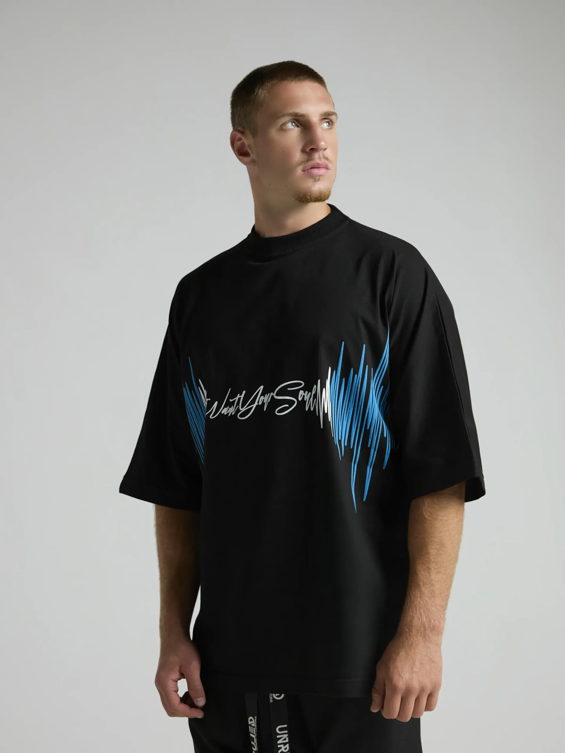 Black oversized men's T-shirt from UNRULED BEAT capsule collection Made in Italy.