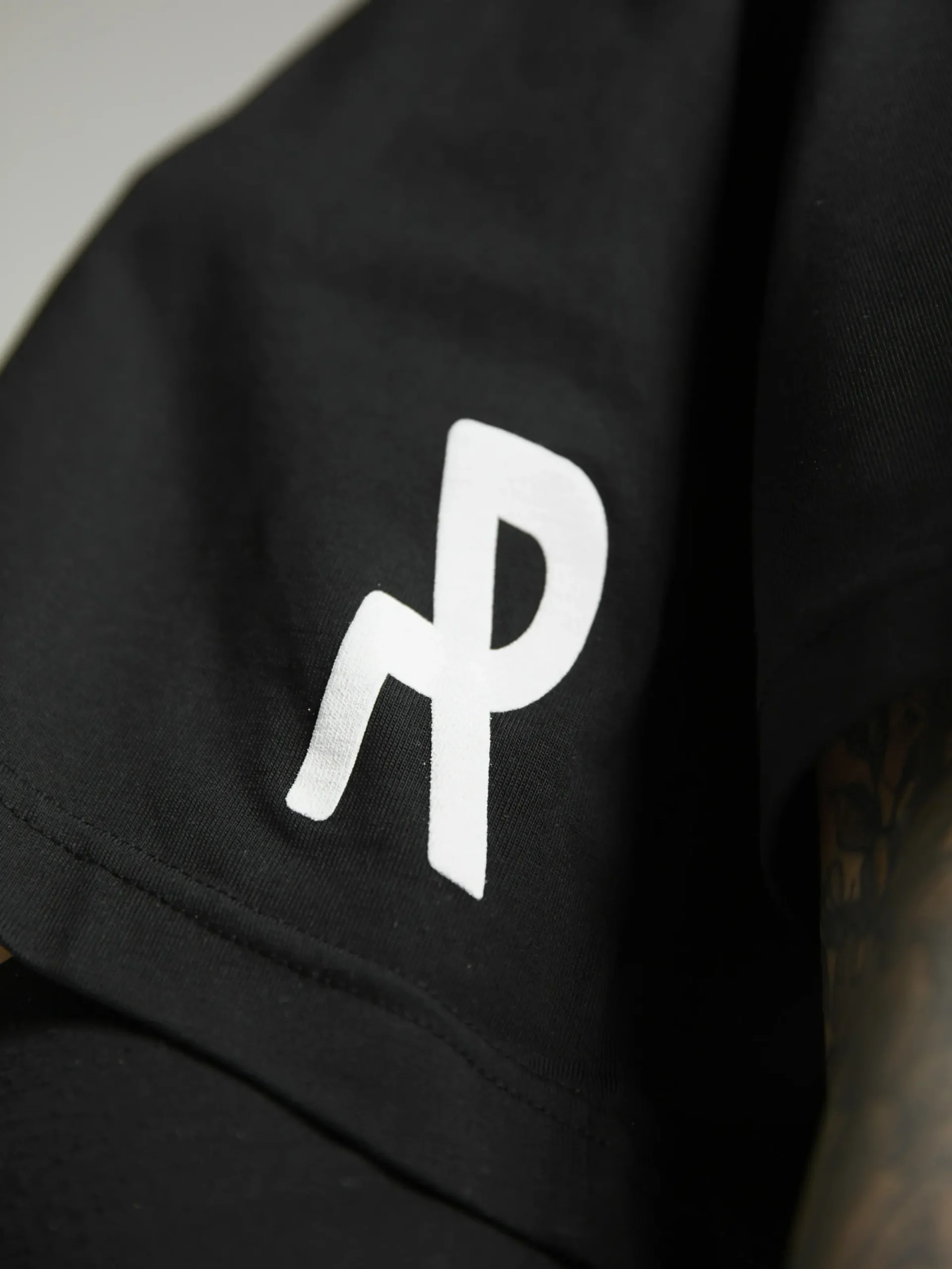 Women's black cropped T-shirt crafted from premium cotton and made in Italy.