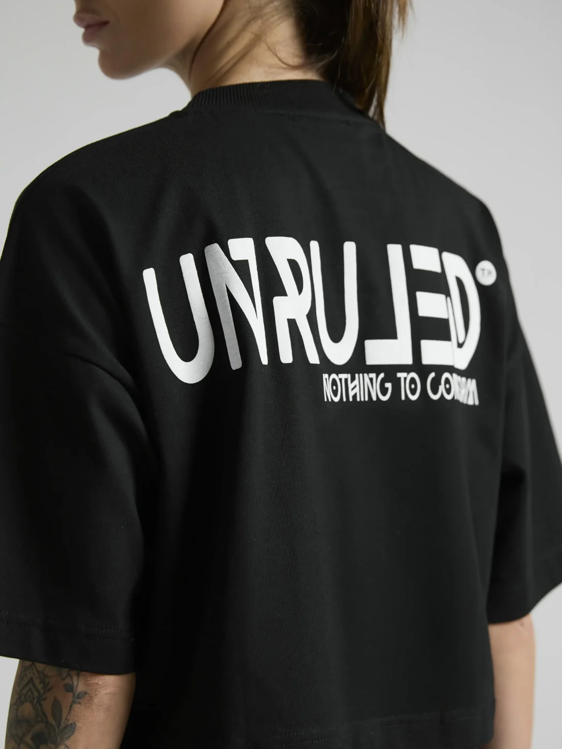 Women's black cropped T-shirt crafted from premium cotton and made in Italy.