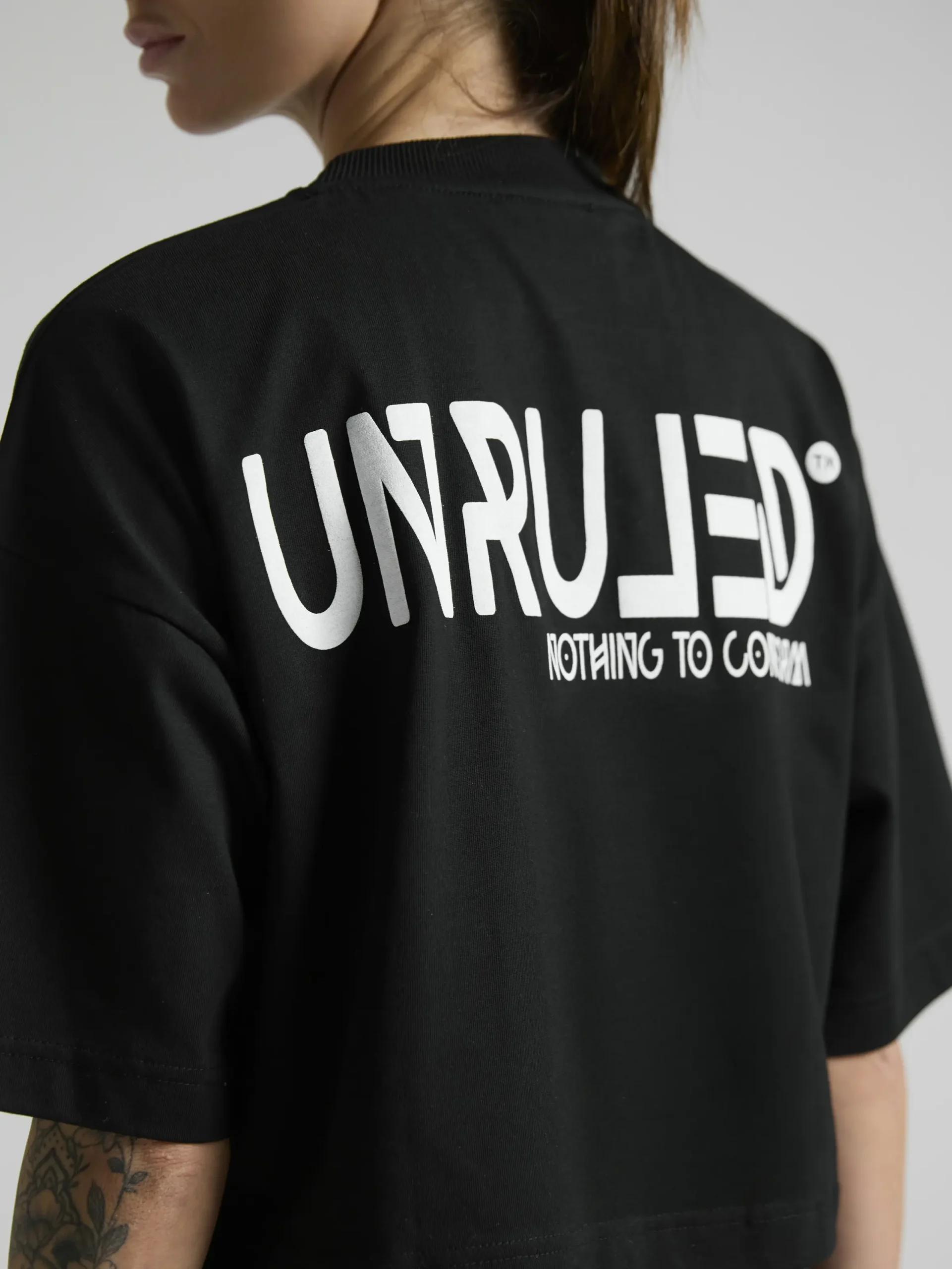 Women's black cropped T-shirt crafted from premium cotton and made in Italy.