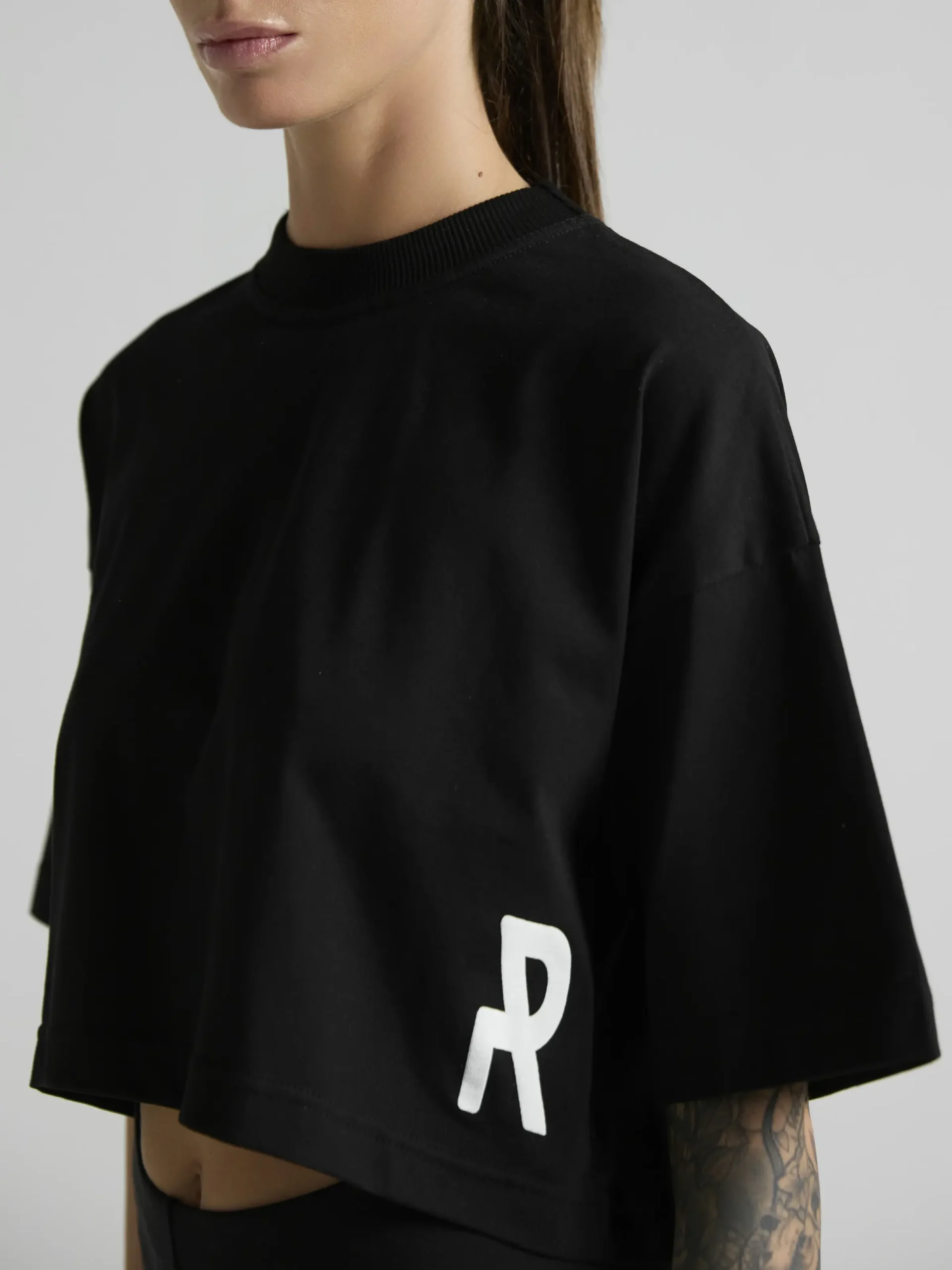 Women's black cropped T-shirt crafted from premium cotton and made in Italy.